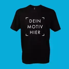 Gestalte dein schwarzes Unisex-T-Shirt nach Wunsch Schwarzes Unisex-T-Shirt mit Platzhaltermotiv für deine Gestaltung. Präsentiert vor blauem Hintergrund.