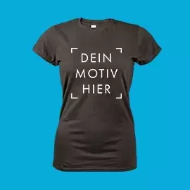 Gestalte dein granitgraues Frauen-T-Shirt nach Wunsch Granitgraues Frauen-T-Shirt mit Platzhaltermotiv für deine Gestaltung. Präsentiert vor blauem Hintergrund.