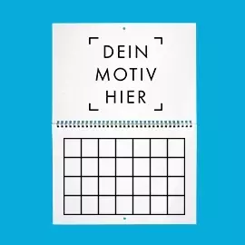 Kalender mit doppelter Größe beim Aufklappen Weißer Kalender mit Klapp-Ringbindung in der Mitte des Kalenders auf blauem Hintergrund.