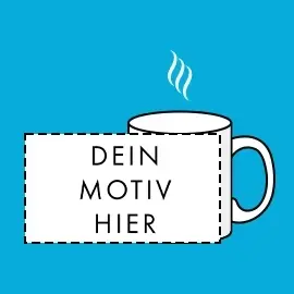 Weiße, stilisiert dargestellte Tasse mit Platzhalter für dein vollflächiges Motiv im Format 20 x 10 cm. Präsentiert vor einem blauen Hintergrund.