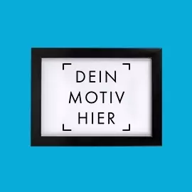 Deine zeitlose Bilderwand mit schwarzen Rahmen Schwarzer Rahmen mit Platzhalter für dein Motiv auf blauem Hintergrund. Deine Bilderwand in schwarz.