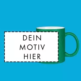 Deine Glitzertasse in Grün mit schwarzem Druck Grüne Glitzertasse mit farblich passendem Henkel, innen weiß. Die Außenseite trägt dein individuelles Motiv. Präsentiert vor blauem Hintergrund.