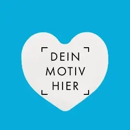 Weißer Magnet in Herzform mit Platzhaltermotiv für dein Foto. Vollflächig bedruckbar. Präsentiert vor blauem Hintergrund.
