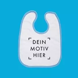 Babylatz blauer Rand - Wähle deine Farbe Weißer Babylatz mit Klettverschluss, blauem Saum und Platzhaltermotiv für deine Gestaltung. Präsentiert vor blauem Hintergrund.