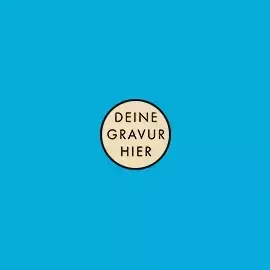 Wähle deinen Holzuntersetzer mit Gravur - Einzelstück Einzelner, beige farbener Kreis mit schwarzer Umrandung und Platzhaltermotiv für deine individuelle Gravur. Präsentiert vor blauem Hintergrund.