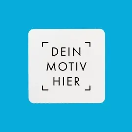 Weißer quadratischer Magnet mit Platzhaltermotiv für dein Foto. Vollflächig bedruckbar. Präsentiert vor blauem Hintergrund.
