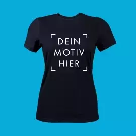 Gestalte dein dukelblaues Frauen-T-Shirt nach Wunsch Dunkelblaues (Navy) Frauen-T-Shirt mit Platzhaltermotiv für deine Gestaltung. Präsentiert vor blauem Hintergrund.