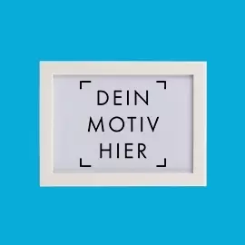 Deine neutrale Bilderwand mit weißen Rahmen Weißer Rahmen mit Platzhalter für dein Motiv auf blauem Hintergrund. Deine Bilderwand in weiß.