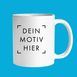 Weiße Tasse - Die matte Oberfläche der Außenseite ist mit deinem Motiv rundum gestaltbar. Präsentiert vor blauem Hintergrund.