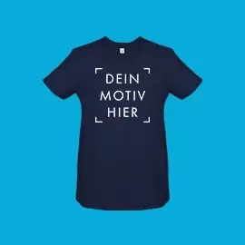 Individualisierbares Kindershirt in Farbe Dunkelblau Dunkelblaues Kindershirt mit Platzhaltermotiv vor blauem Hintergrund. Gestalte Vorder- und Rückseite individuell.