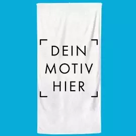 Wähle dein vollflächig bedruckbares Strandtuch Großes weißes Strandtuch (90 x180 cm) vollflächig bedruckbar. Mit Platzhalter-Motiv, präsentiert vor blauem Hintergrund.