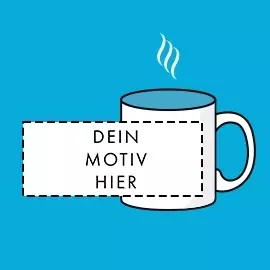 Deine weiße Tasse mit hellblauer Innenfarbe Weiße Tasse mit hellblauer Innenfarbe. Die Außenseite ist mit deinem individuellen Motiv gestaltet. Präsentiert vor blauem Hintergrund.