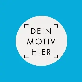 Weißer runder Magnet mit Platzhaltermotiv für dein Foto. Vollflächig bedruckbar. Präsentiert vor blauem Hintergrund.