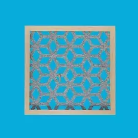 Fotowand Filz – modern mit Strukturmuster Dekorative Fotowand mit hellem Holzrahmen. Innenfläche aus gelasertem Filz in geometrischem Muster. Mit Holzklammern. Präsentiert vor blauem Hintergrund.