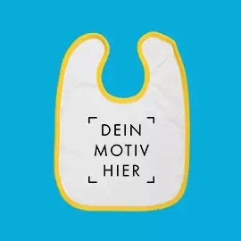 Babylatz gelber Rand - Wähle deine Farbe Weißer Babylatz mit Klettverschluss, gelbem Saum und Platzhaltermotiv für deine Gestaltung. Präsentiert vor blauem Hintergrund.