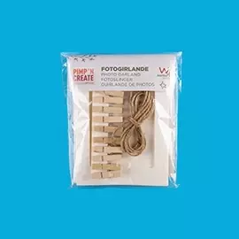 Fotogirlande-Set mit Papierrahmen und Klammern Juteschnur, zehn Holzklammern und passende Papierbilderrahmen – als Fotogirlande in Originalverpackung vor blauem Hintergrund gezeigt.