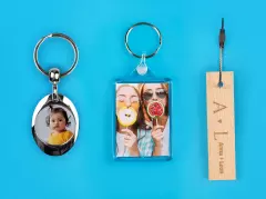 Schlüsselanhänger Foto, Acryl, Metall oder graviertes Holz Bestelle personalisierte Schlüsselanhänger mit Bild oder mit Gravur bei ORWO. Wähle deine liebste aus den drei Varianten und gestalte direkt online los.