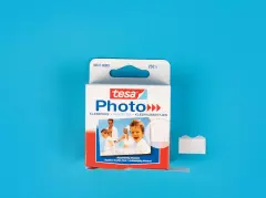 Tesa Photopads – ideal zum Einkleben von Fotos, sauber & zuverlässig Verpackung der Tesa Photopads mit herausgenommenen Klebepads auf blauem Hintergrund.