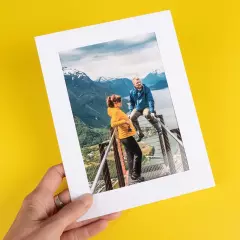 Magnet-Rahmen in Weiß – einfach Bild einsetzen und flexibel präsentieren Eine Hand hält einen weißen Magnet-Rahmen mit einem quadratischen Urlaubsbild.