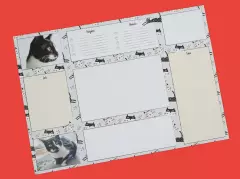 Eine Schreibtischunterlage gestaltest du nicht jeden Tag selbst. Immerhin kommt die Unterlage mit 25 bis 52 Blatt und kann dementsprechend lange genutzt werden.