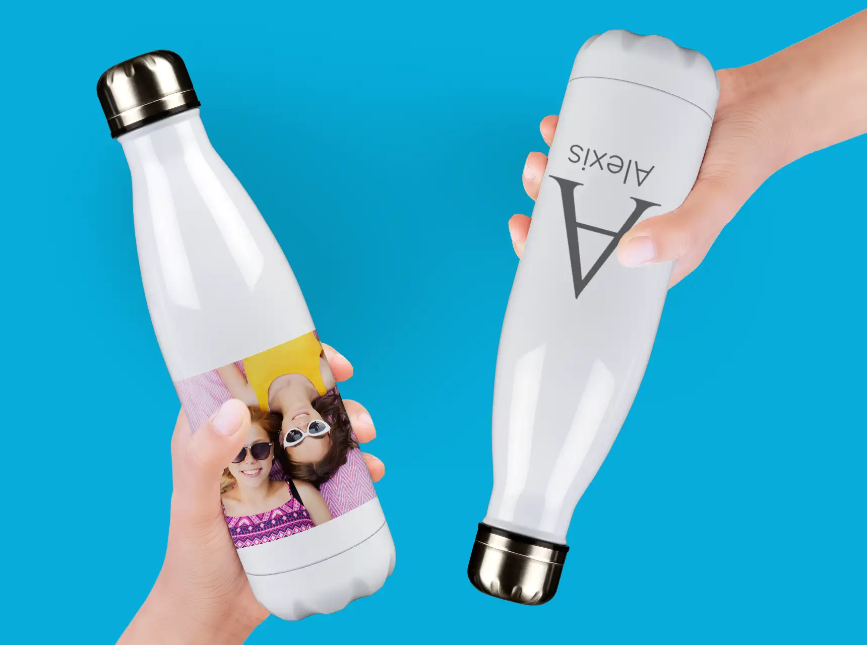 Zwei personalisierte Thermosflaschen in Händen auf blauem Hintergrund – eine mit Foto zweier Freundinnen, die andere mit elegantem Monogramm und dem Namen „Alexis“.