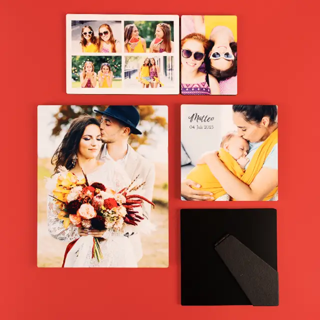 Verschiedene personalisierte Fotohalter mit Hochzeits-, Baby- und Freundschaftsfotos auf rotem Hintergrund.