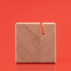 Langer Fotohalter aus hellem Holz mit der Gravur „HOME sweet HOME“ auf blauem Hintergrund.