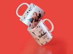 Perlmutt-Tasse mit Foto oder Spruch gestalten Zwei Tassen mit Perlmutteffekt vor rotem Hintergrund. Eine zeigt ein Foto, die andere einen Spruch.