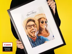 Gib deinem Bild den verdienten Rahmen - unser Poster wird von einem breiten Kunststoffrahmen in Schwarz oder Weiß umrahmt und präsentiert dein Bild elegant.