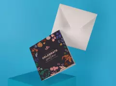 ORWO Foto-Klappkarten mit floralem Design auf blauem Hintergrund, quadratische personalisierte Fotoklappkarte mit Umschlag zur Gestaltung individueller Grüße und Einladungen.