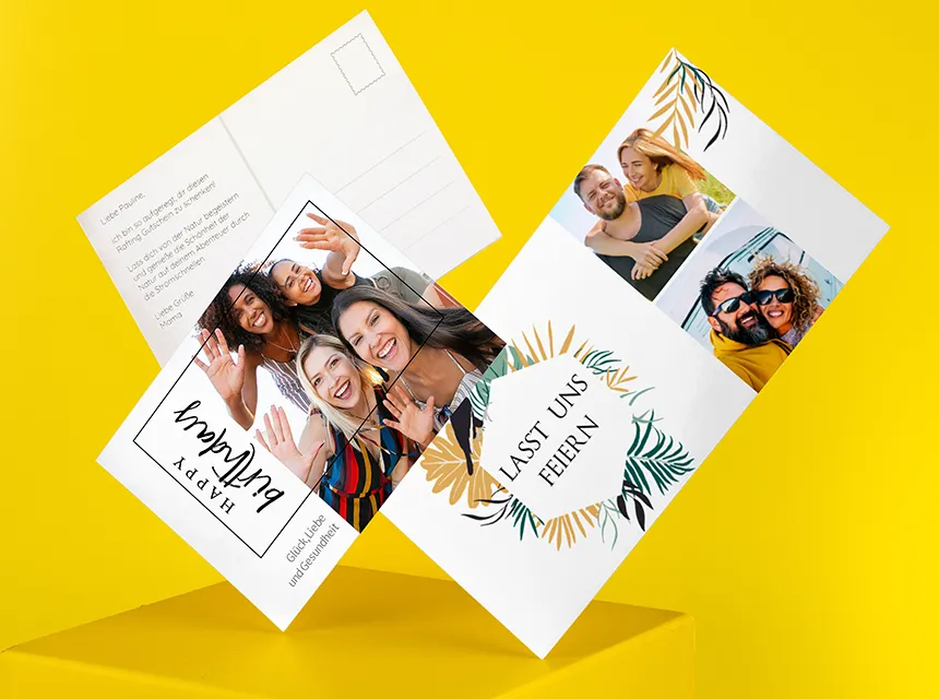 Foto-Postkarten im Hochformat mit mehreren persönlichen Fotos von Freunden und Paaren, moderne Gestaltung mit floralen Illustrationen, Schriftzügen wie „Happy Birthday“ und „Lasst uns feiern“, Vorder- und Rückseite sichtbar vor gelbem Hintergrund.