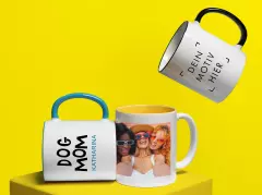 Bunte Tasse – individuelle Fototasse mit eigenem Motiv und Text Drei farbige Tassen mit individuellen Aufdrucken – Fototasse mit Bild, Spruch und Wunschtext auf leuchtend gelbem Hintergrund.