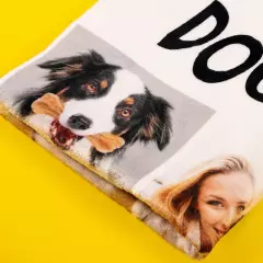 Handtuch mit Foto, hochwertiges Baumwoll-Polyester-Gemisch Zusammengelegtes Foto-Handtuch, das die kuschelige und weiche Oberfläche des Baumwoll-Polyester-Gemischs von Nahem zeigt. Überzeug dich selbst von der Qualität.