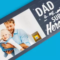 Personalisierter Schokoladen-Adventskalender mit einem Foto und der Aufschrift "Dad is my Superhero".
