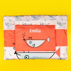 Bei ORWO Bettwäsche bedrucken lassen und bestellen Du kannst deine Bettwäsche mit Foto gestalten, du musst aber nicht. Du kannst genauso gut eine unserer Designs nutzen und die Bettwäsche mit Namen personalisieren.