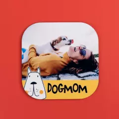 Personalisierter Untersetzer mit Foto einer Frau und ihrem Hund, Motiv „Dogmom“ auf gelbem Streifen vor rotem Hintergrund.