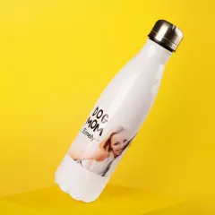 Weiße personalisierte Thermosflasche mit silbernem Deckel und Foto einer Frau mit Hund, dazu der Aufdruck „Dog Mom Emely“ auf leuchtend gelbem Hintergrund.