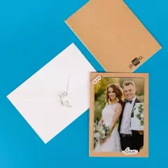 Persönliche Hochzeitskarte – mit Foto und Deko-Stickern kreativ gestalten Hochzeitskarte mit eingestecktem Foto des Brautpaars, mit Stickern verziert. Passender weißer Umschlag ebenfalls dekoriert.