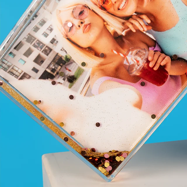 Eleganter Schüttelrahmen mit Foto und Gold-Glitzereffekt Nahaufnahme eines Glitzerrahmens mit Foto und goldfarbenem Glitzer