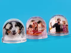Schneekugel mit Foto gestalten, mit Kunstschnee, Herzen oder Glitzer Schneekugel mit Foto selber machen. Die Schneekugeln gibt es in drei verschiedenen Varianten: mit Kunstschneeflocken, mit Glitzer und mit kleinen roten Herzchen.