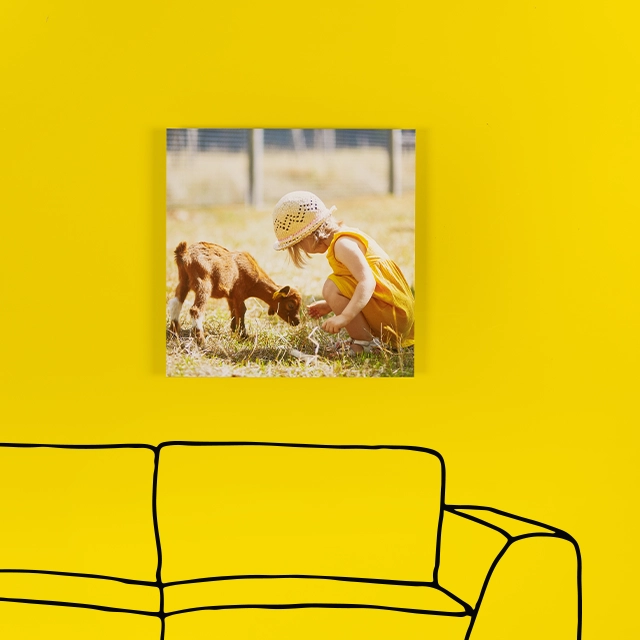 Unsere Alu Dibond Bilder im quadratischen Format setzen deine Lieblingsfotos von deinen Kindern stilvoll in Szene und sorgen für eine moderne Wandgestaltung.