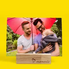 Holz-Fotohalter mit Gravur „Herzmomente“ und eingelegtem Foto einer Familie unter einem roten Regenschirm.