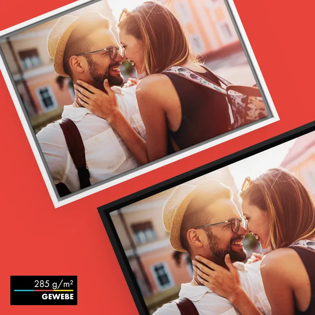 Vergleich von zwei Leinwänden mit Rahmen in weißer und schwarzer Ausführung, jeweils mit derselben Fotografie eines glücklichen Paares – hochwertiges 285 g/m² Gewebe als stilvolle Präsentation für Wandbilder.