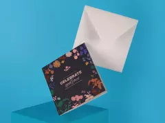 Quadratische Klappkarten gestalten und bestellen. Zu deinen bestellten Karten werden weiße Umschläge im passenden Format zum Weiterverschicken direkt mit dazu geliefert.