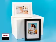 Zwei Fotos im Rahmen. Ein weißer und ein schwarzer Rahmen mit je einem HD Foto von Lieblingsmenschen. Du kannst dein Foto mit Rahmen bei ORWO bestellen.