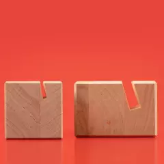 Holz-Bildhalter mit schmaler und breiter Nut – flexibel einsetzbar für Fotos, Karten oder Prints Holzfüße in der Seitenansicht zeigen unterschiedliche Nut-Stärken – ideal für verschiedene Bilddicken.