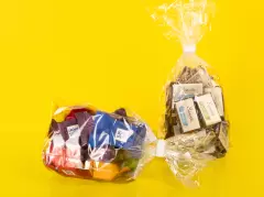 Schokotütchen, mit verschiedenen Sorten von zwei Marken Bei ORWO kannst du kleine Tütchen mit Schokoladenstückchen bestellen, um dein Fotogeschenk perfekt abzurunden. Liebe geht ja bekanntlich auch durch den Magen.