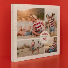 Foto auf Holz drucken, als Collage mit Text personalisiert Dein Foto auf Holz bestellen: Quadratische Holzplatte mit einer Collage aus vier Bildern, individuell mit Schriftzug personalisiert, 10 mm dicke Platte.