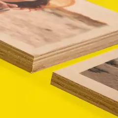 Auf der Vorderseite wird dein Bild auf das Holz gedruckt. Auf der Rückseite werden zur einfachen Aufhängung Zackenbleche mit Schrauben befestigt.