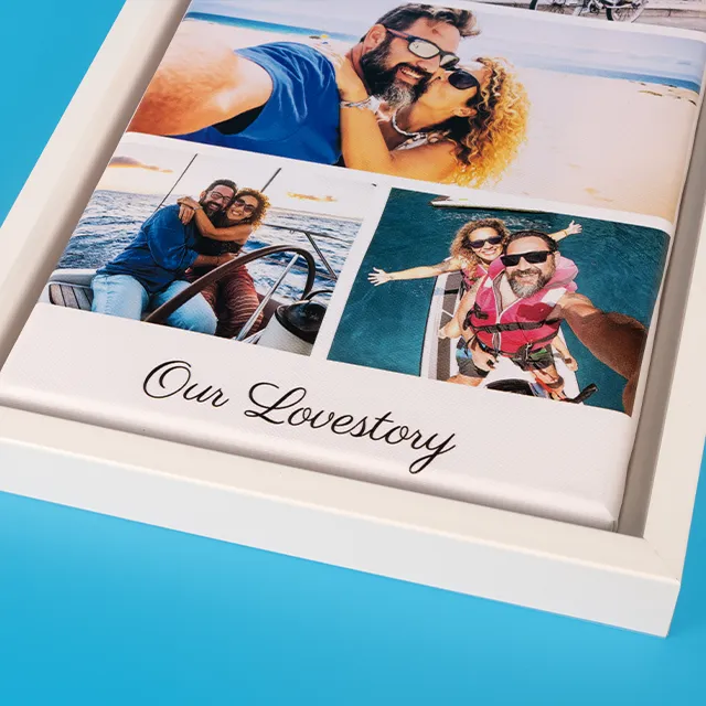 Detailansicht einer liebevoll gestalteten Fotoleinwand mit Rahmen und dem Text „Our Lovestory“, eingefasst in einen weißen Schattenfugenrahmen, der dem Motiv besondere Tiefe und Eleganz verleiht.
